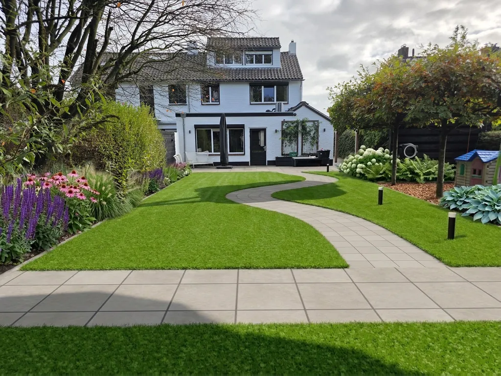 Na: dezelfde tuin met het nieuwe ontwerp